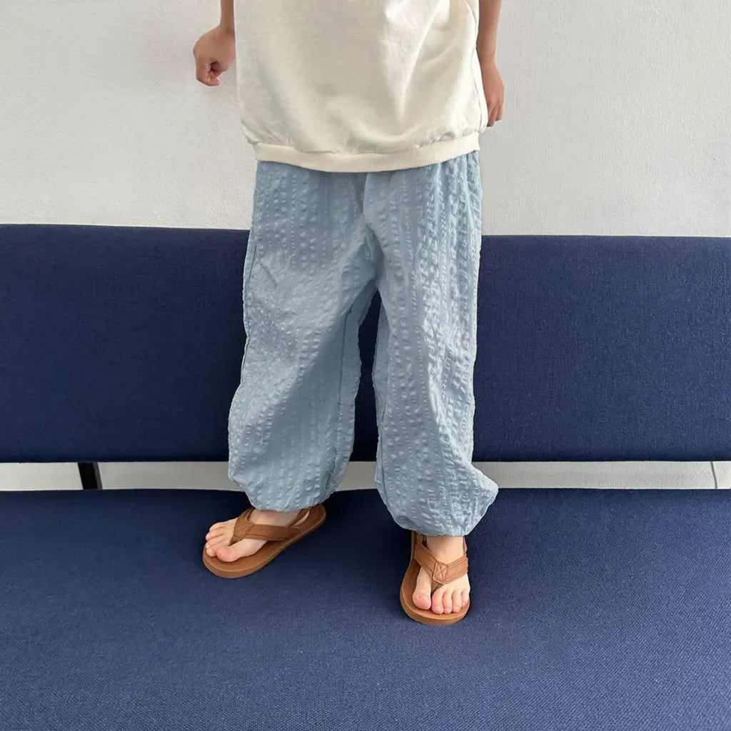 ライトブルーのシアサッカーパンツ、裾ゆるめのアンクル丈