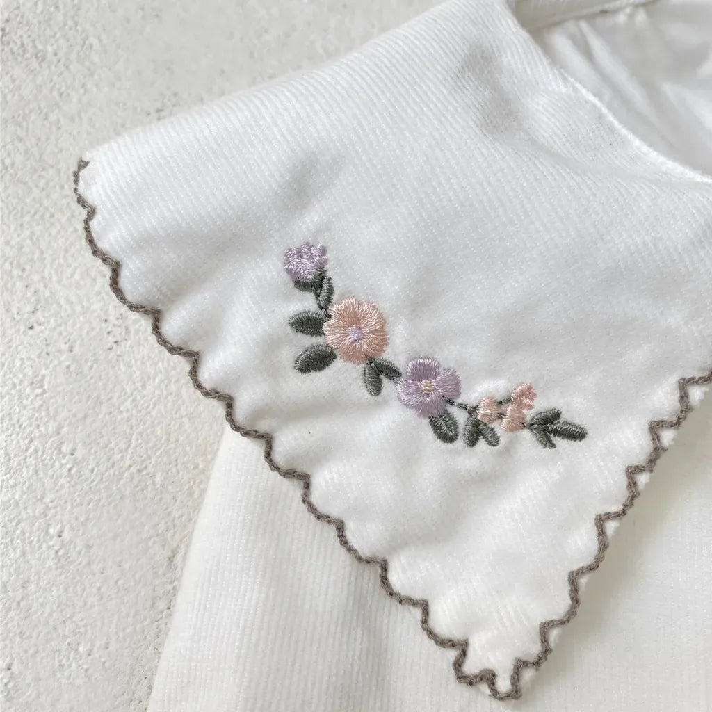 花刺繍のレース襟付きチェック柄ワンピース(胸元アップ)