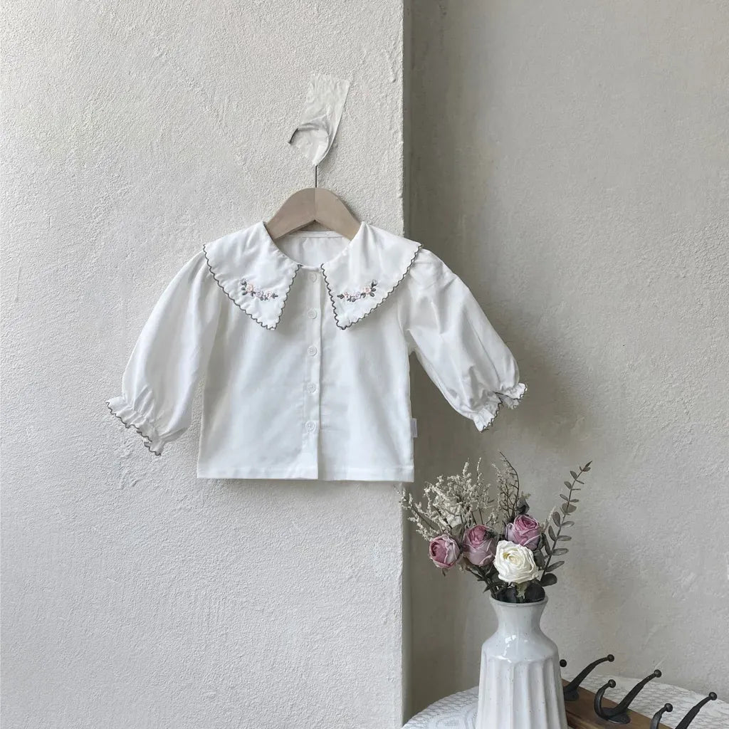 白い大きめ襟の刺繍レースブラウス、パフスリーブ仕様