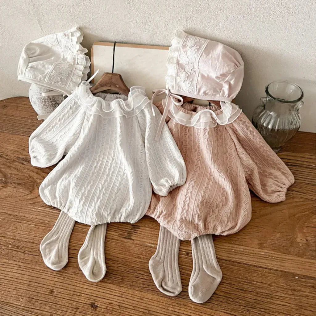 ラッフルフリル襟のロンパース(白とピンク)重ねて展示、長袖・フリル襟