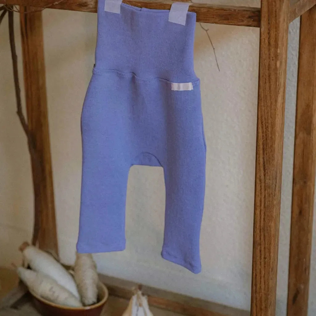 ロイヤルブルーのハイウエストレギンス風パンツ、前の開口部と平らなウエスト
