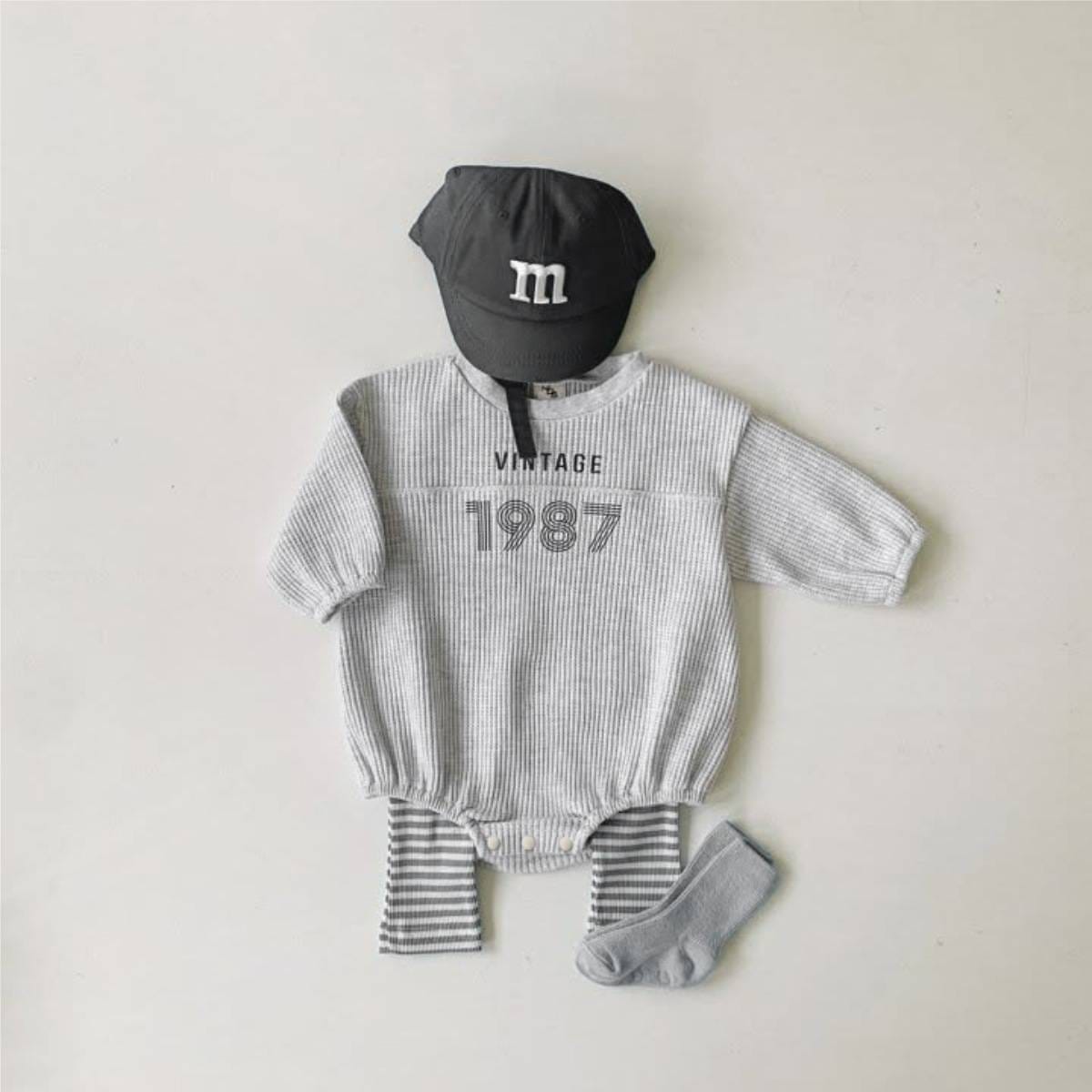 ライトグレー長袖ワッフル素材ロンパース、VINTAGE「1987」プリント