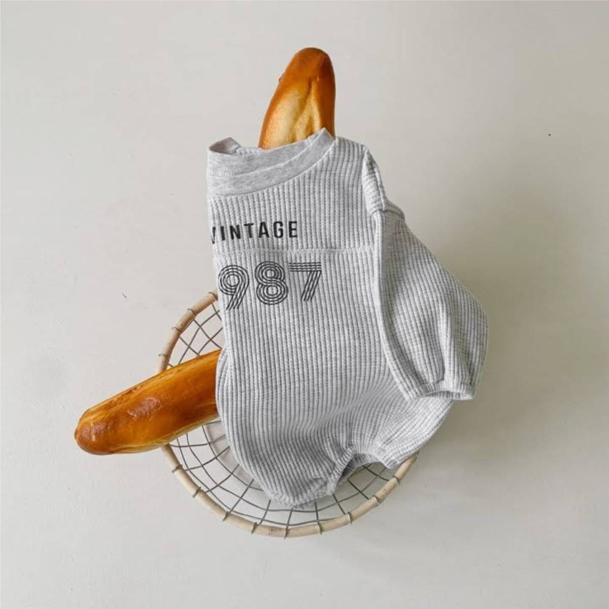 ライトグレー長袖ワッフル素材ロンパース、VINTAGE「1987」ロゴプリント