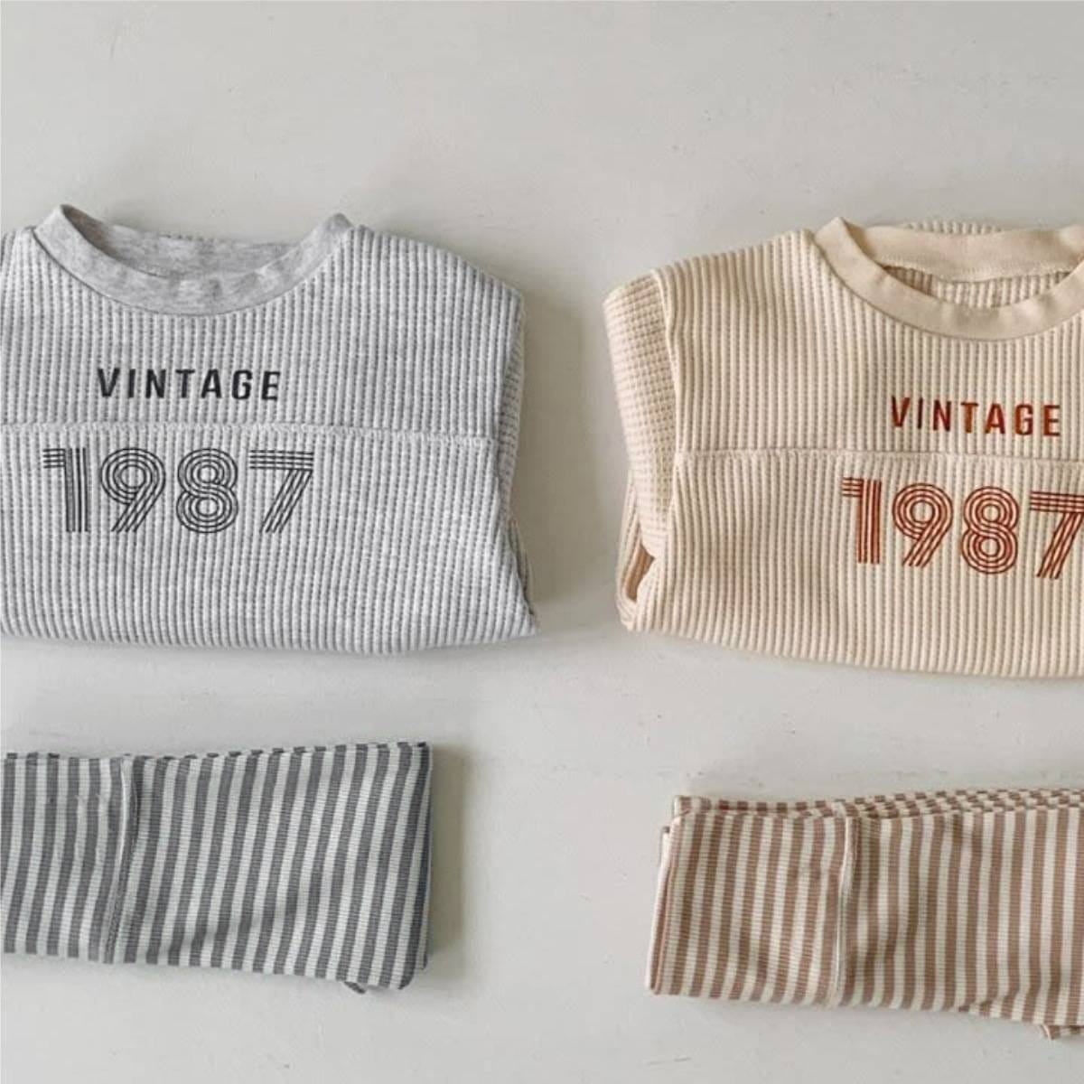 長袖ワッフル素材ロンパース、ライトグレーとベージュのVINTAGE「1987」ロゴ