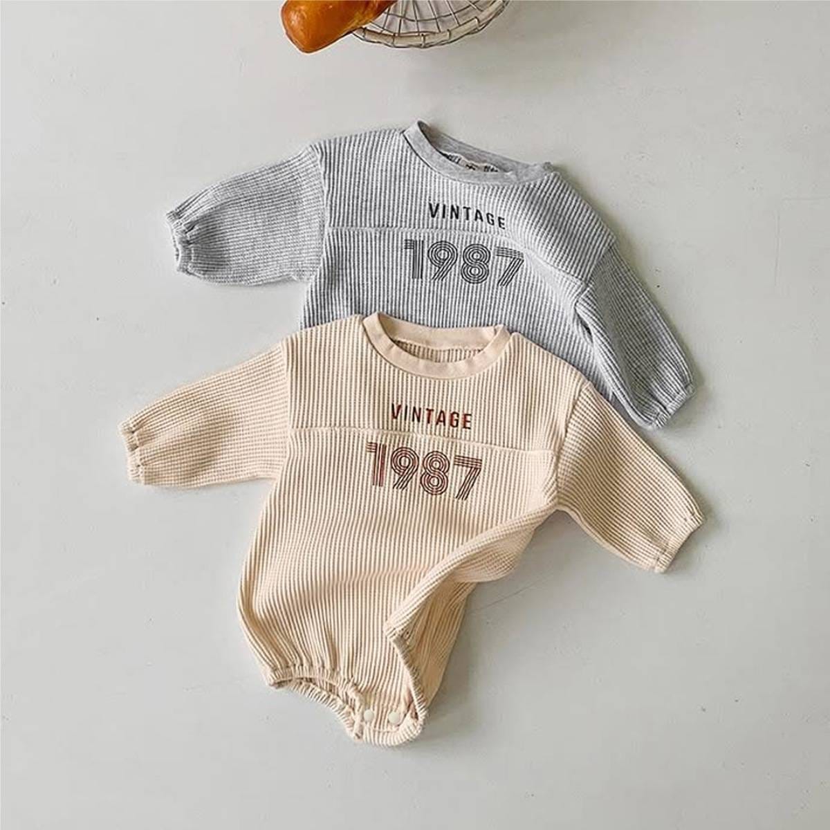 長袖ワッフル素材ロンパース、ライトグレーとベージュのVINTAGE「1987」ロゴ