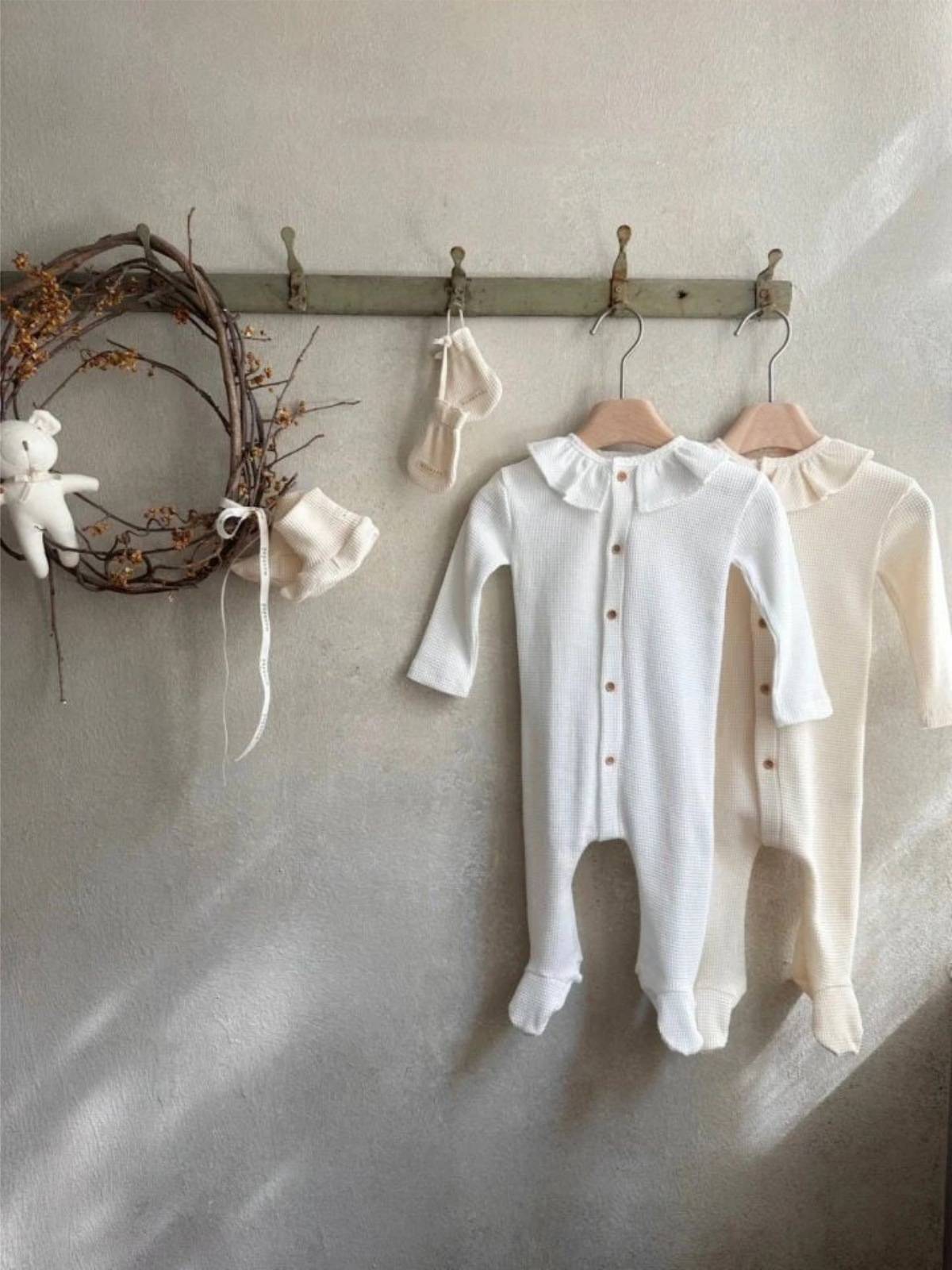 前開きボタンの足つき長袖ロンパース(ワッフル、フリル襟)ホワイト