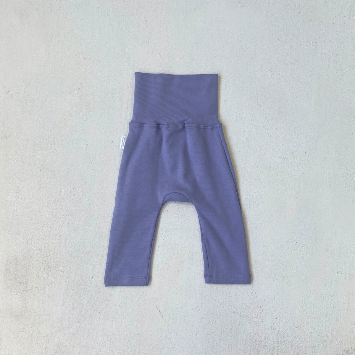 ロイヤルブルーのハイウエストレギンスパンツ、ぽってりシルエット