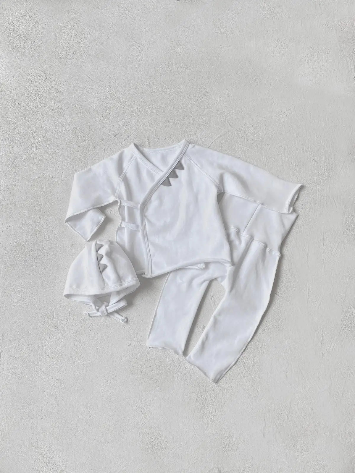 ホワイトの長袖トップス&ロングパンツ2点セット(ベビー肌着)