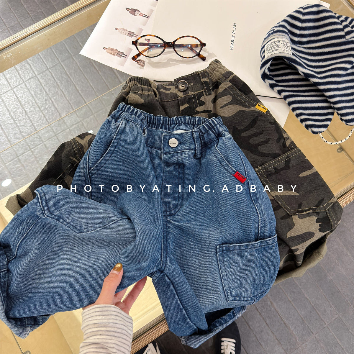 デニム素材のカーゴワイドパンツ、フロントボタン&ベルトループ、前面ポケット