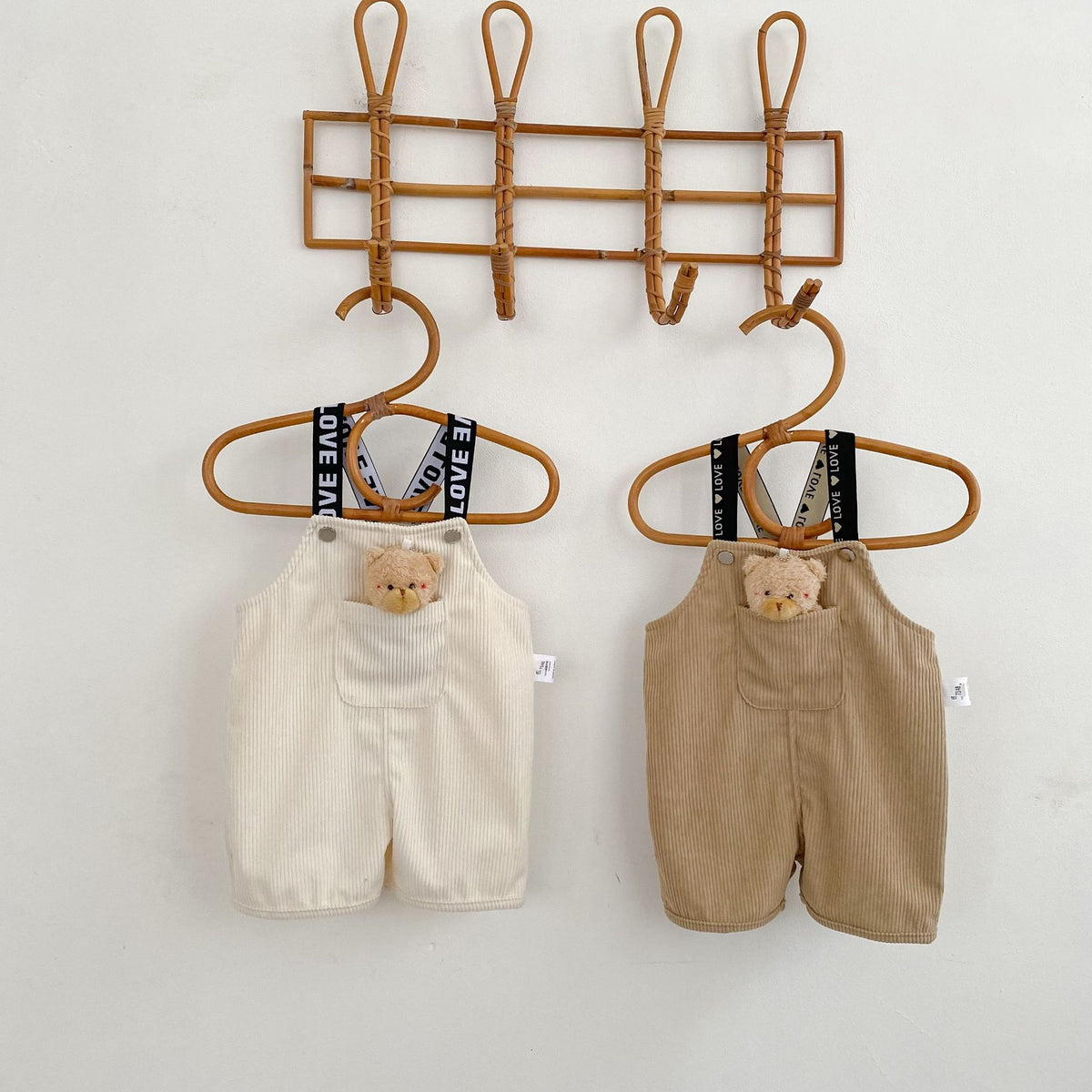 コーデュロイのサロペット風ハーフパンツ(ミルク白/カーキ)くまワッペン付き、吊りひも