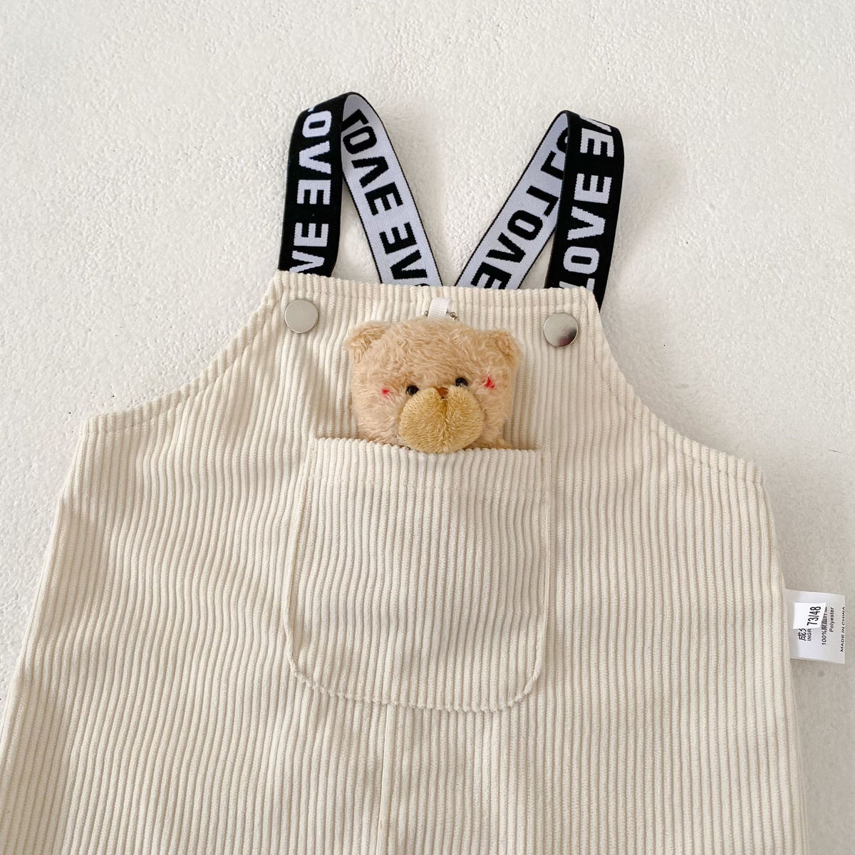 コーデュロイのサスペンダー付きショートパンツ(ミルクホワイト)くまモチーフ胸ポケット