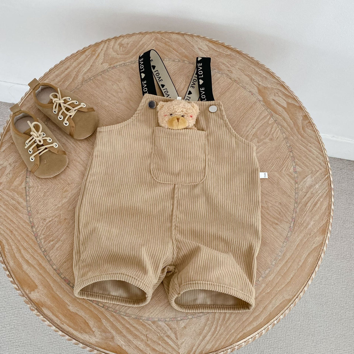 コーデュロイのサスペンダー付きショートパンツ(カーキ)くまモチーフと前開き