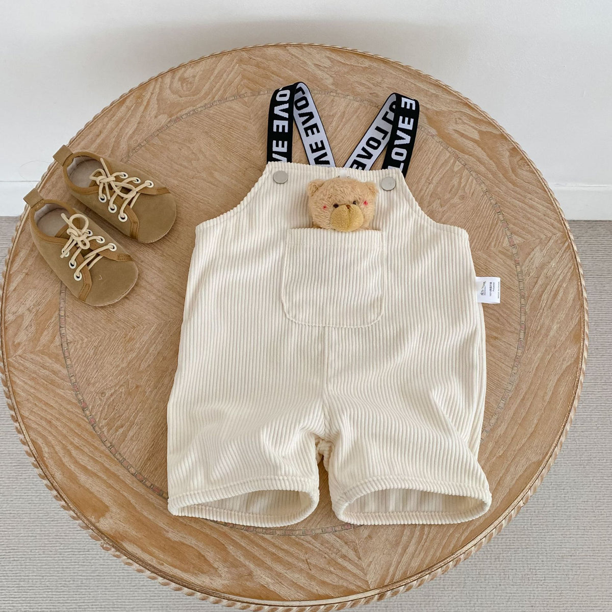 コーデュロイのサスペンダー付きショートパンツ(ミルクホワイト)くまポケット付