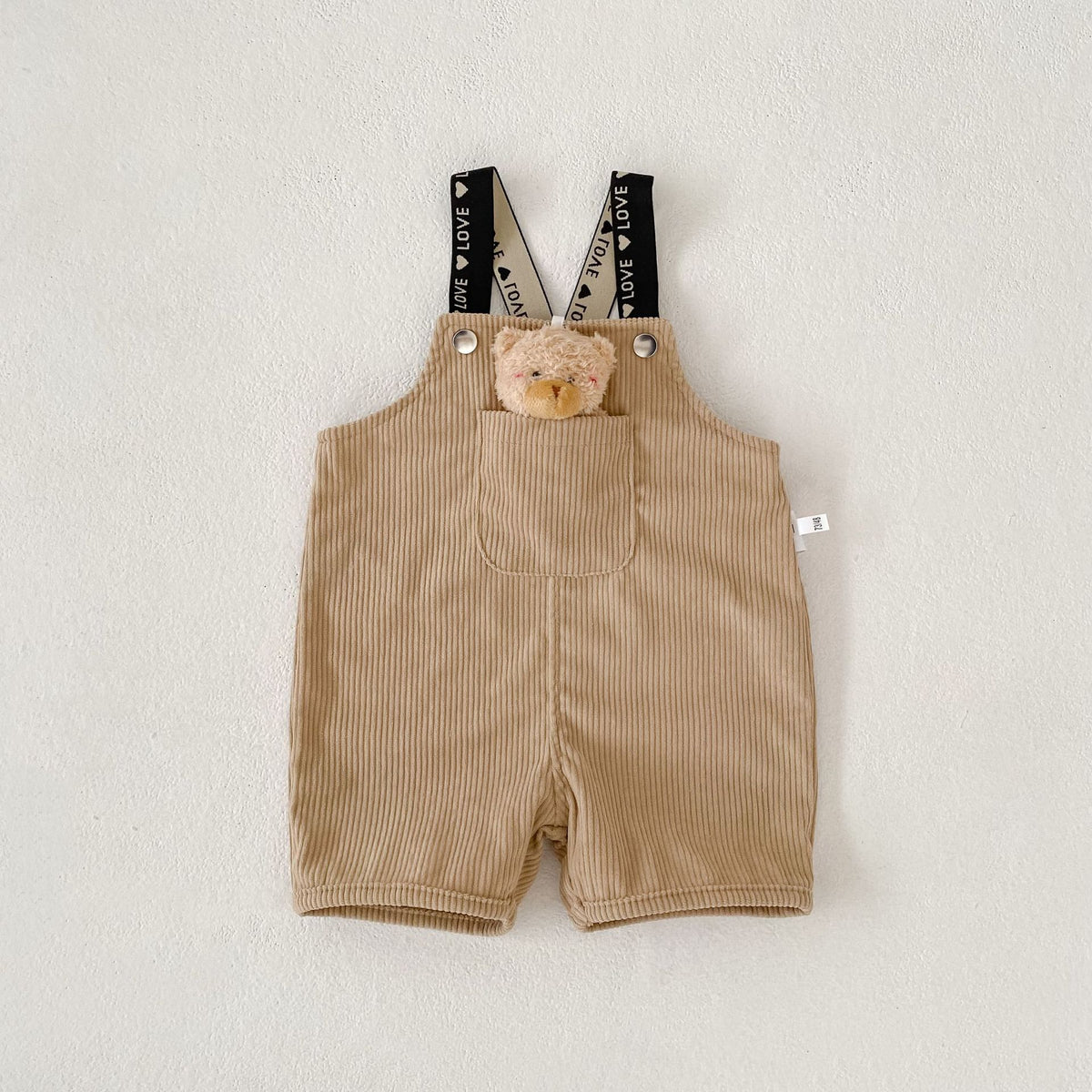 コーデュロイのサロペット風ハーフパンツ(カーキ)くまワッペン付き前ポケット、吊りひも