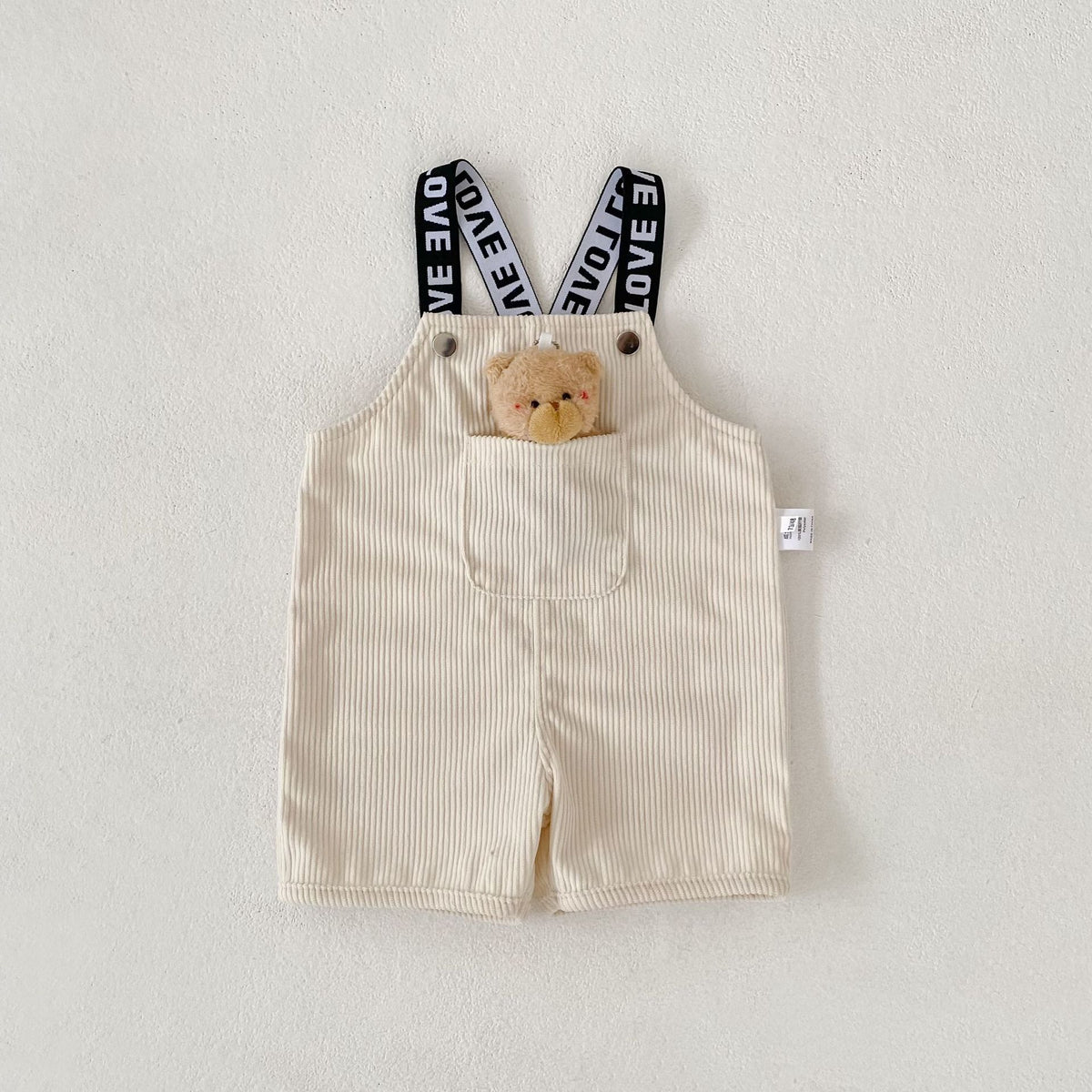 コーデュロイのサロペット風ハーフパンツ(ミルク白)くまワッペンと前ポケット、ロゴ吊りひも