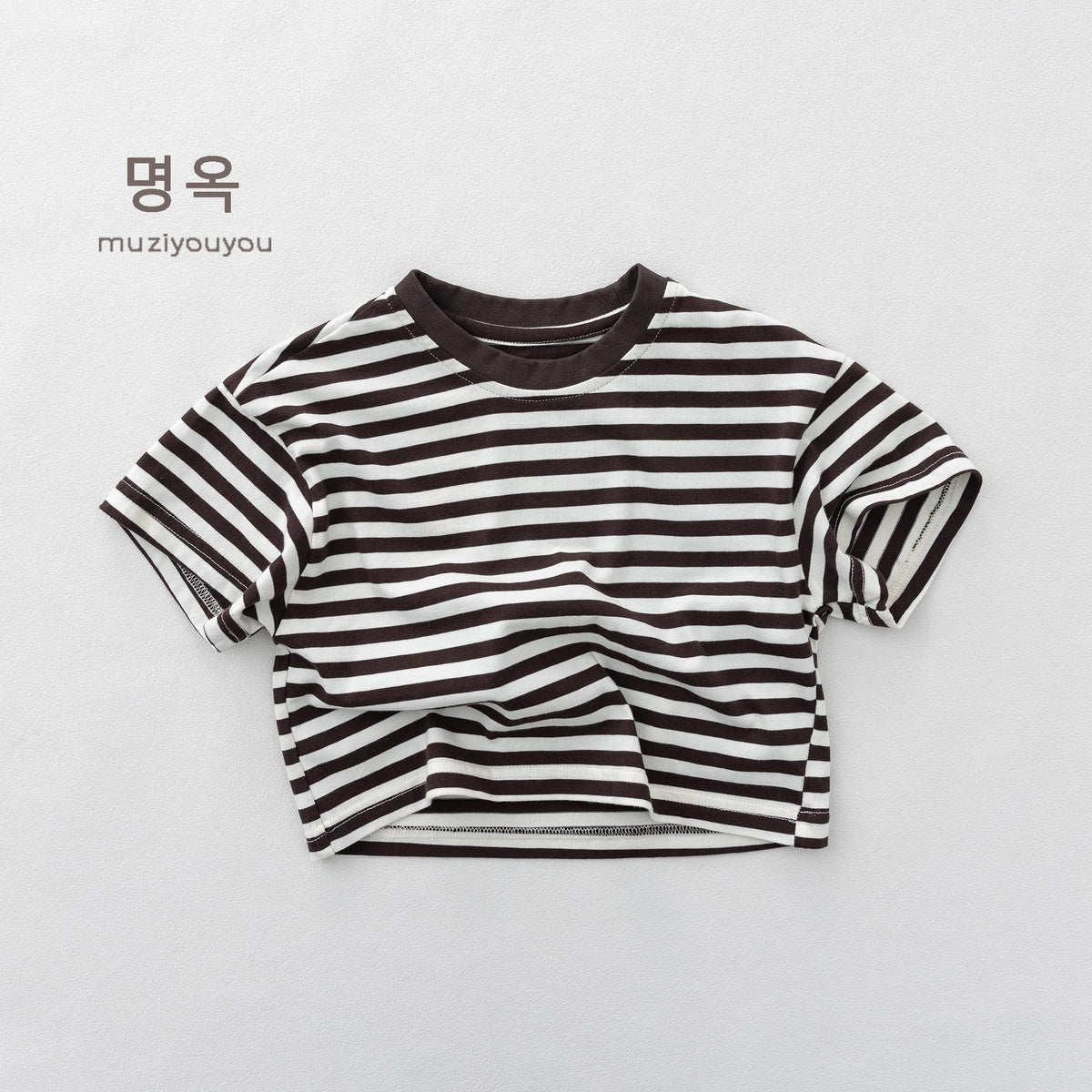 ボーダー柄半袖Tシャツ(黒×白ストライプ)、前面のシンプルデザイン