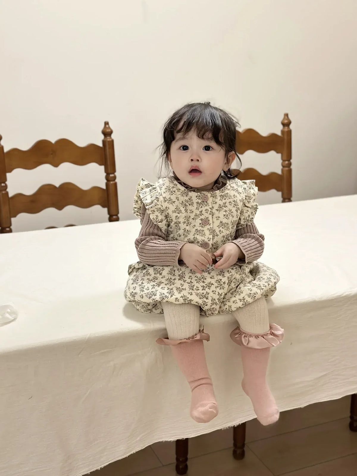 フラワープリント ベビー2点セット パデッドペプラムベスト バルーンショートパンツ着用