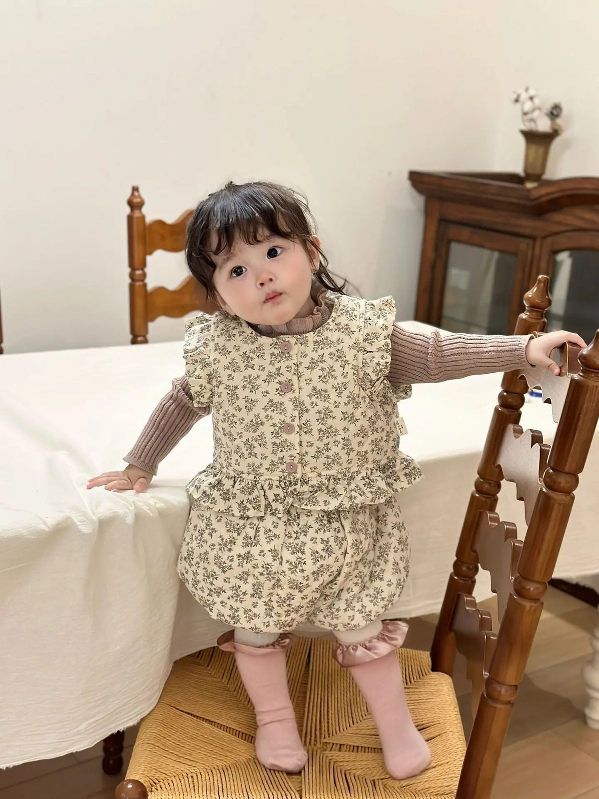 フラワープリントベビーセット ペプラム風のパデッドベストとバルーンショートパンツ