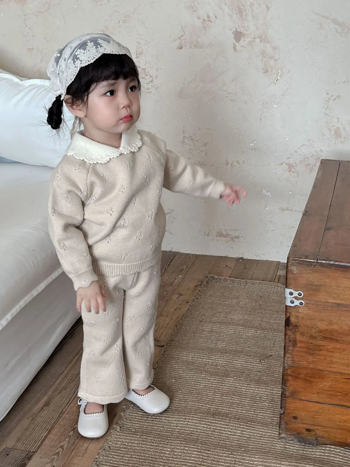生成りの子ども用ニットセットアップ(襟付きプルオーバー+フレアパンツ)