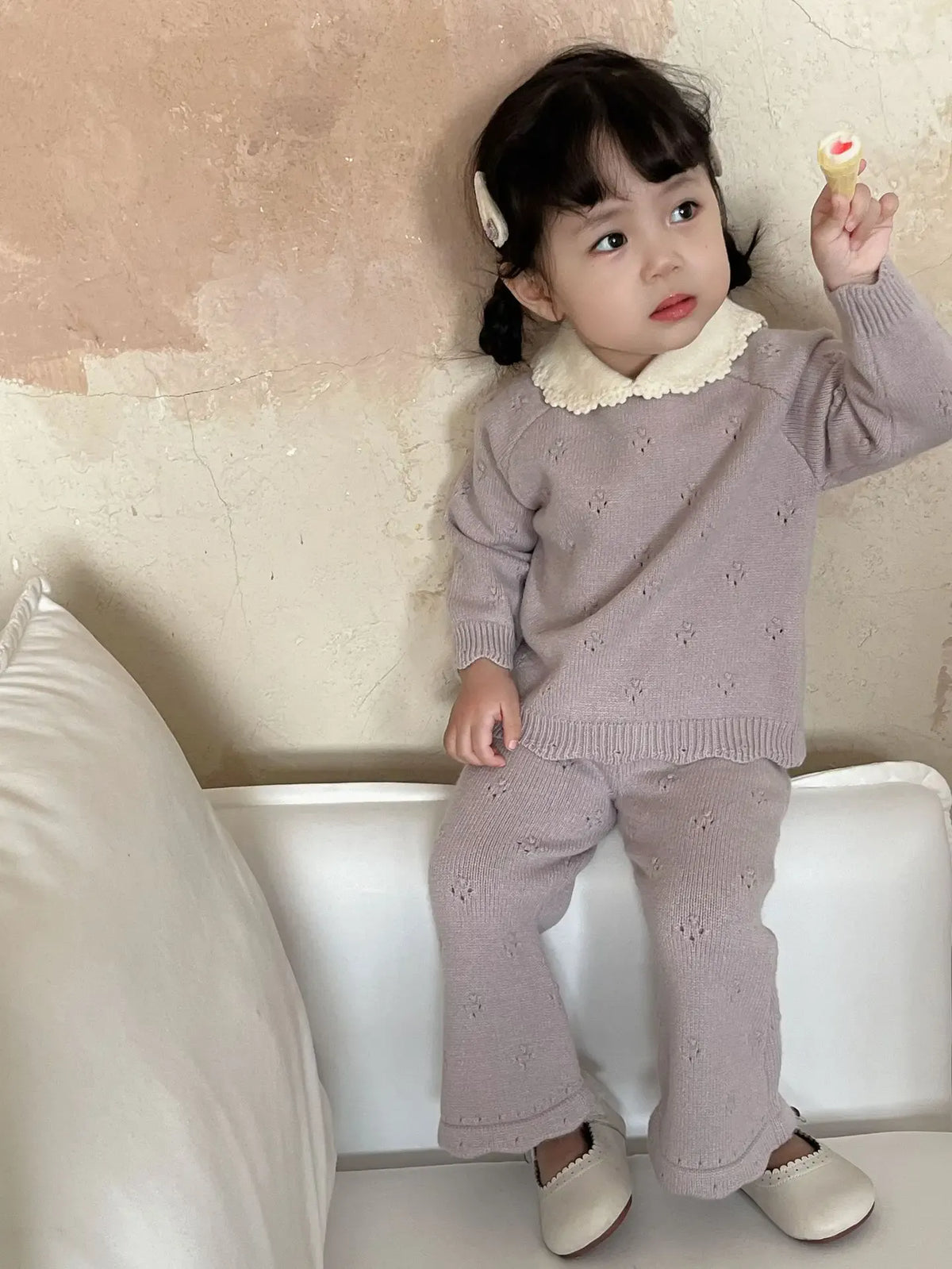 薄紫の子ども用ニットセットアップ(襟付きプルオーバー+フレアパンツ)