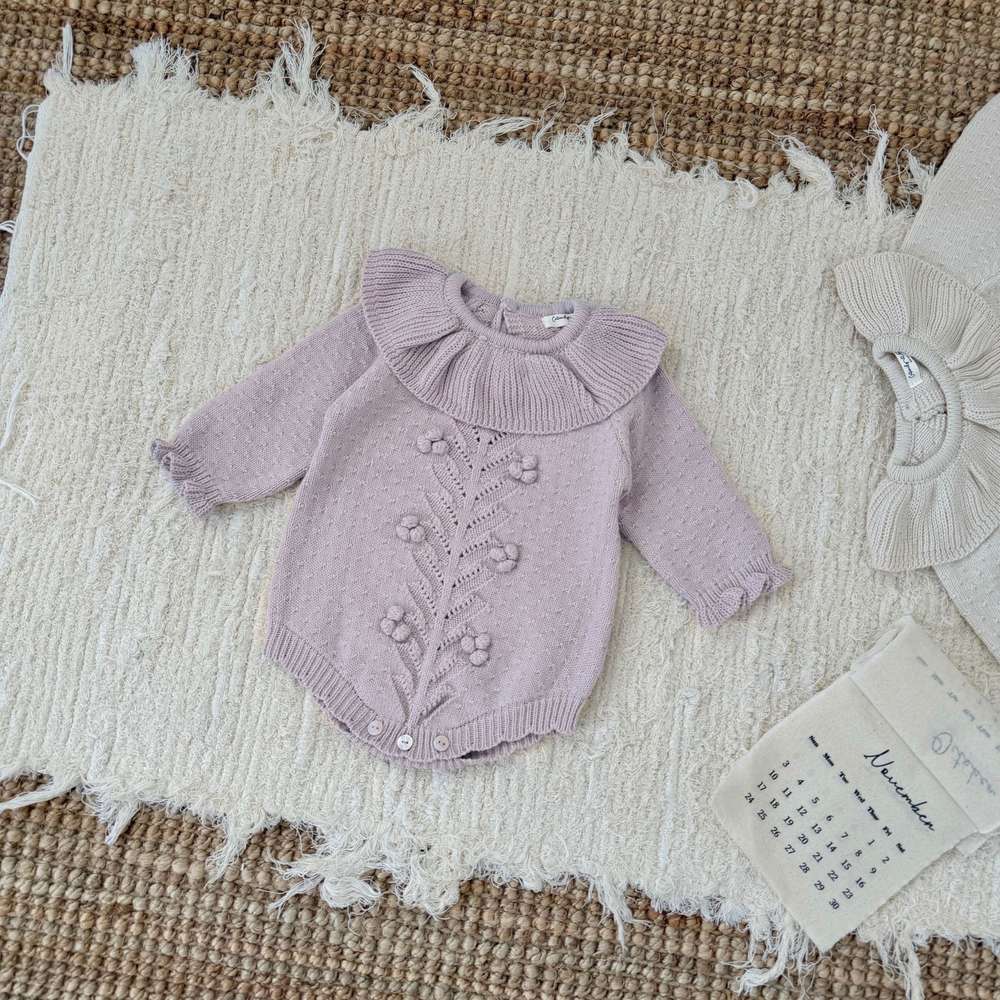 長袖ニットロンパース(ラベンダー)ラッフル襟とフリル、花柄風刺繍のボディスーツ