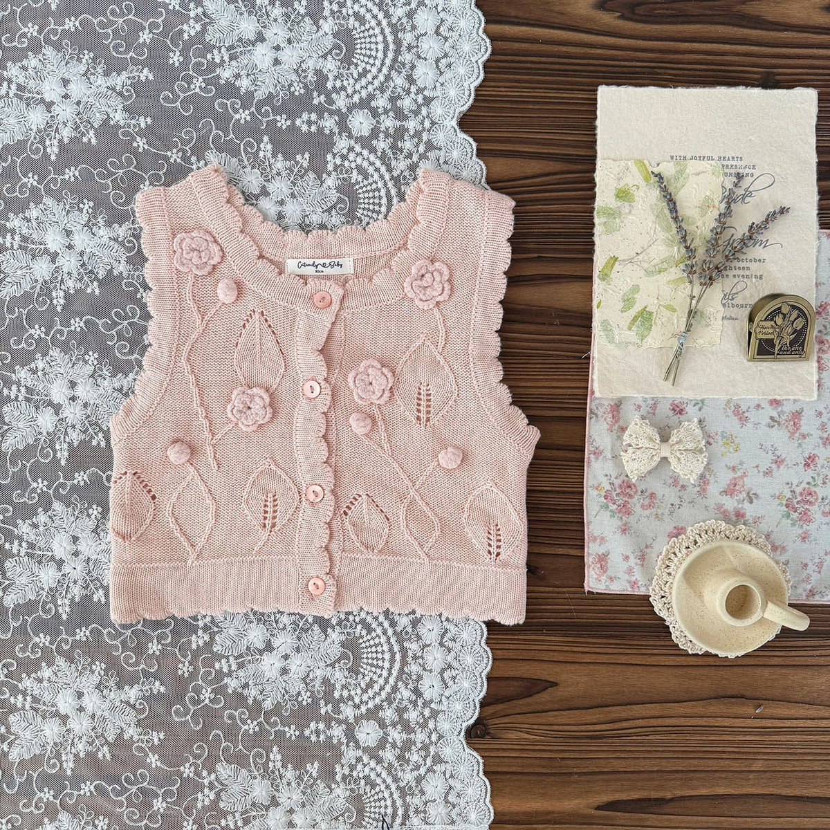 ベビーキッズ用ニットベスト(ライトピンク)。花柄クロシェ刺繍の前あき・前ボタン