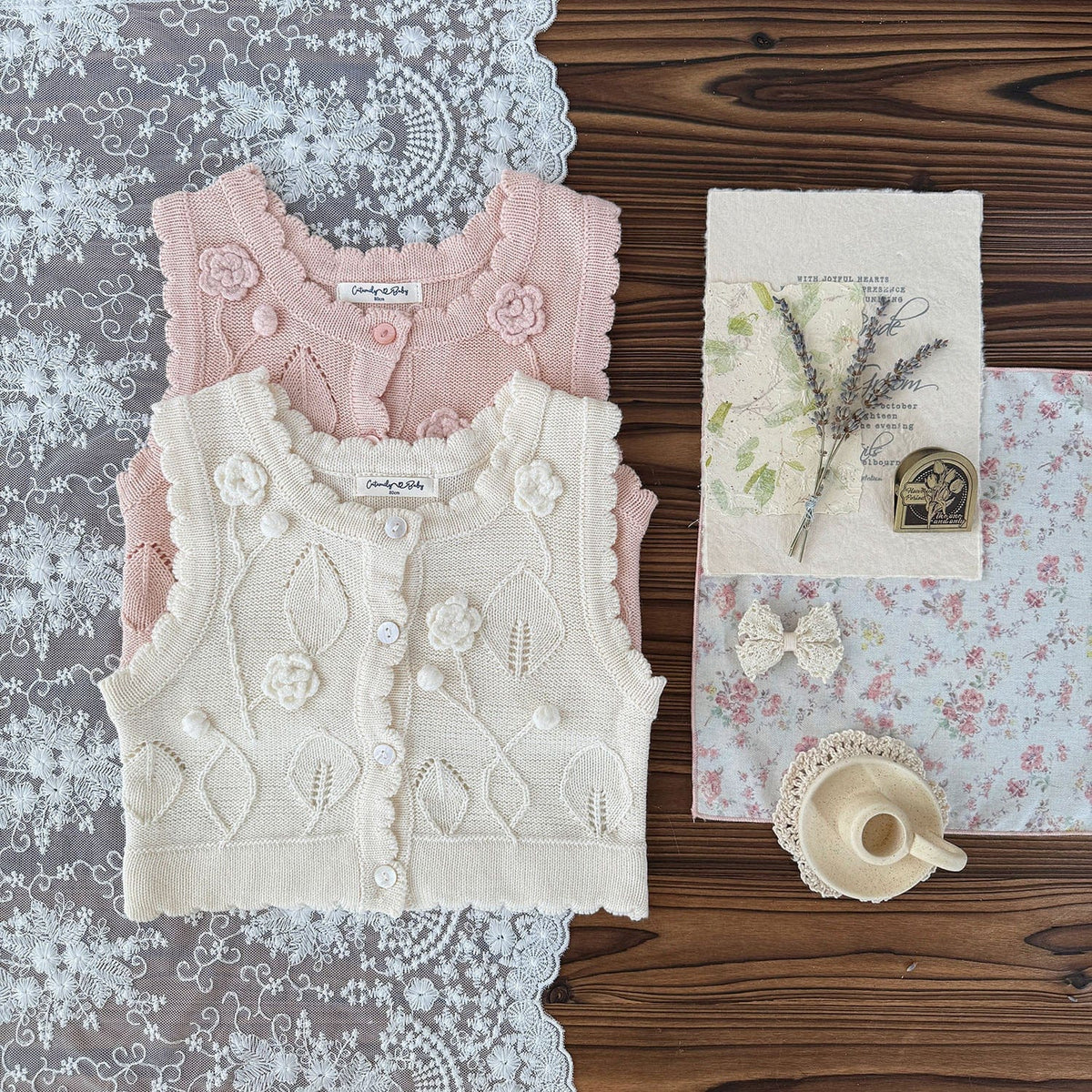 ベビーキッズ用ニットベスト(生成り)。花柄クロシェ刺繍の前あき・前ボタン