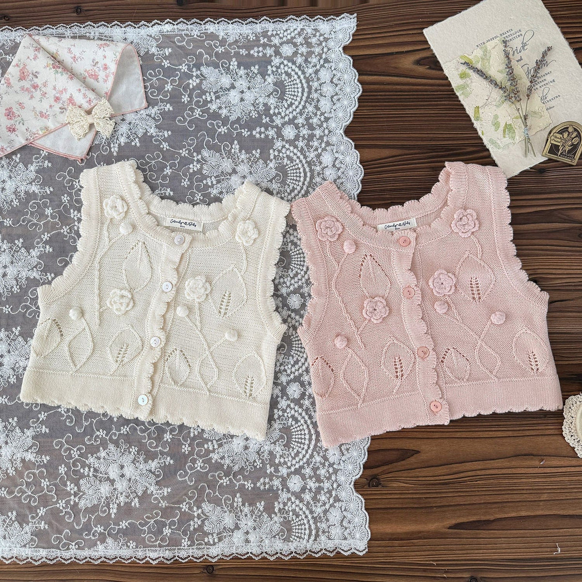ベビーキッズ用ニットベスト、花柄クロシェ刺繍。前ボタン留め(生成り/ライトピンク)