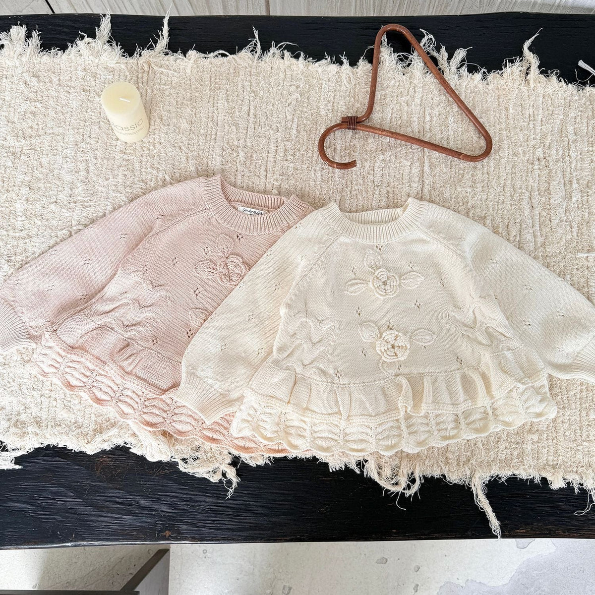 ピンクとホワイトのニット2枚セット、フラワー刺繍とフリル裾の長袖