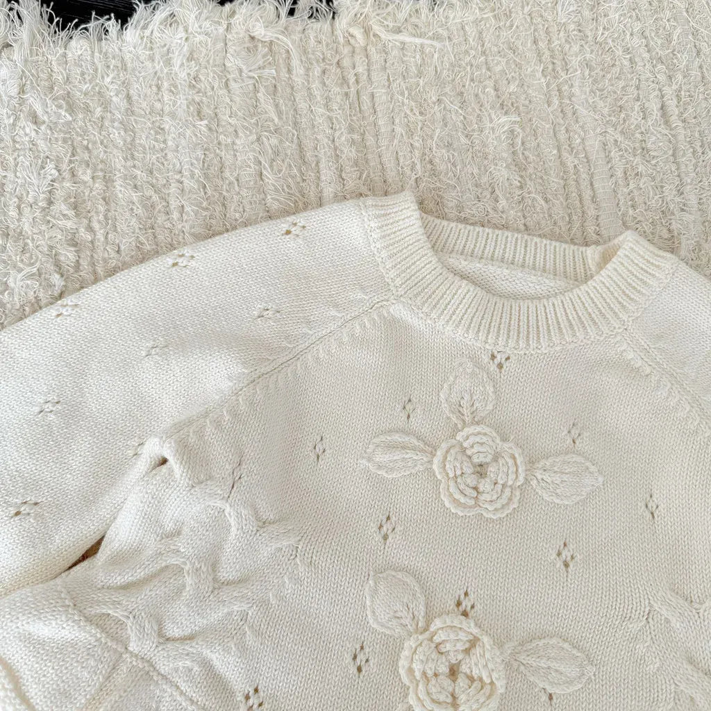 クリーム色ニットの花刺繍アップ、細かな立体刺しゅう
