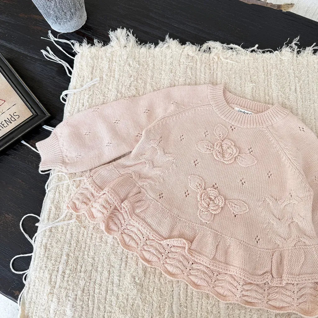 淡いピンク色ニットのフラワー刺繍プルオーバー、フリル風の裾