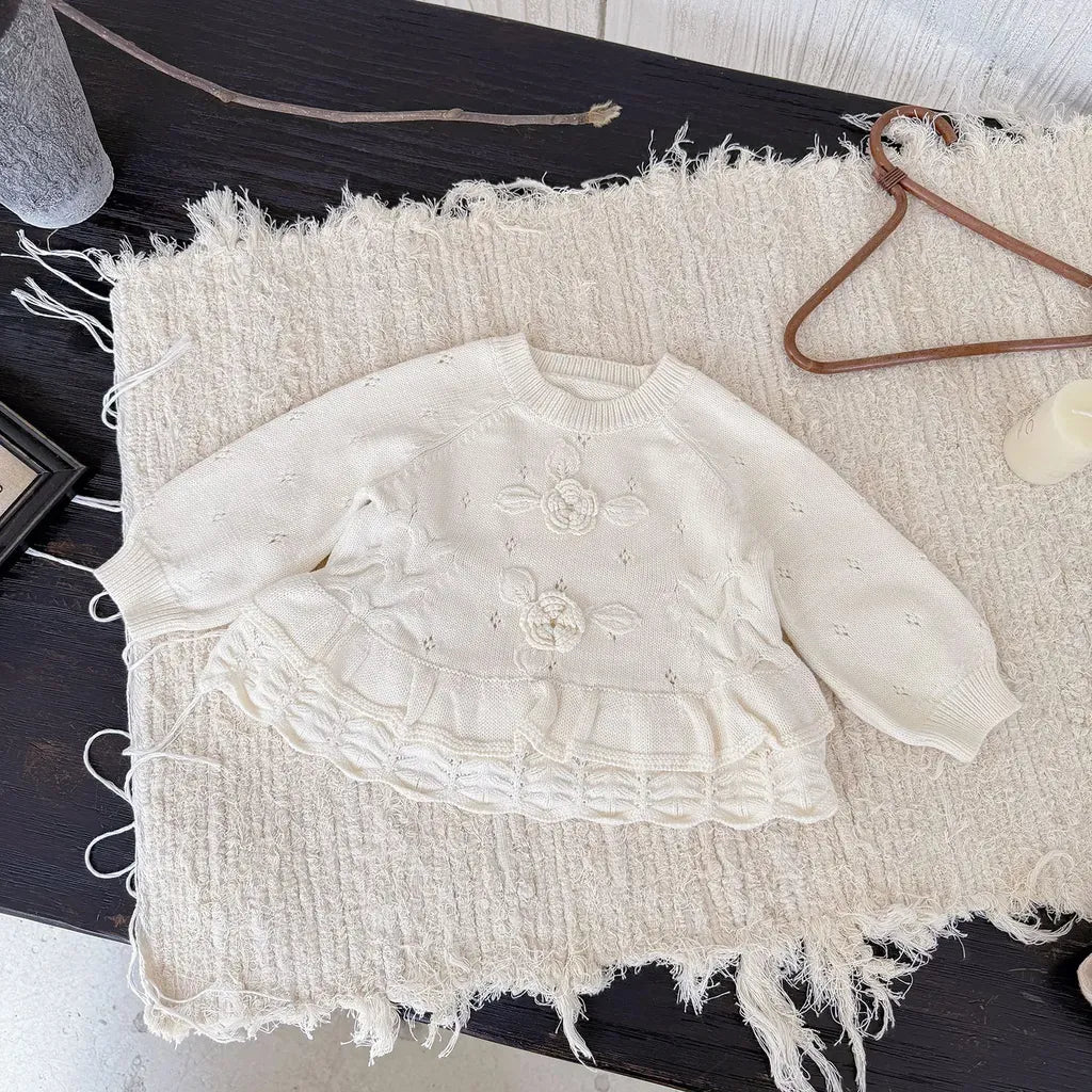 クリーム色ニットのフラワー刺繍プルオーバー、フリル裾と丸首