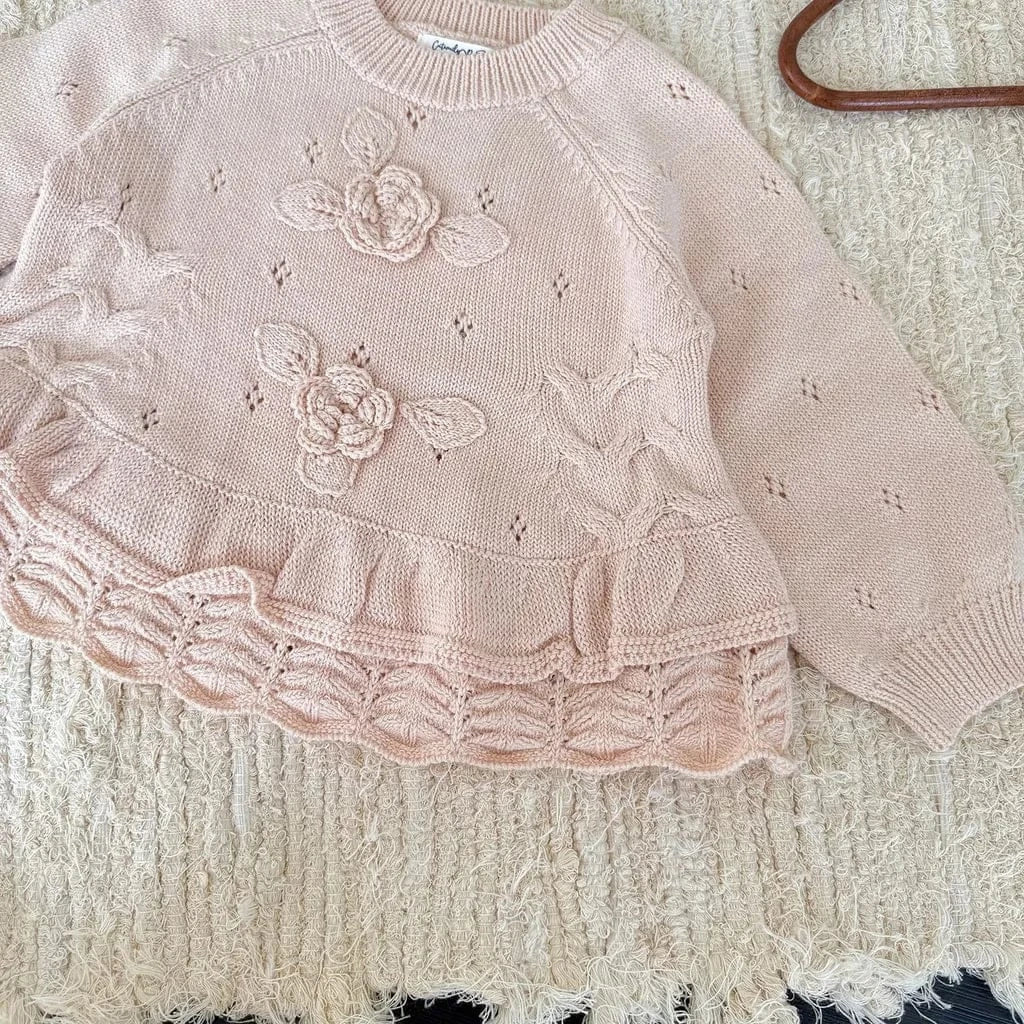淡いピンク花刺繍ニット、胸のモチーフと段フリル切替