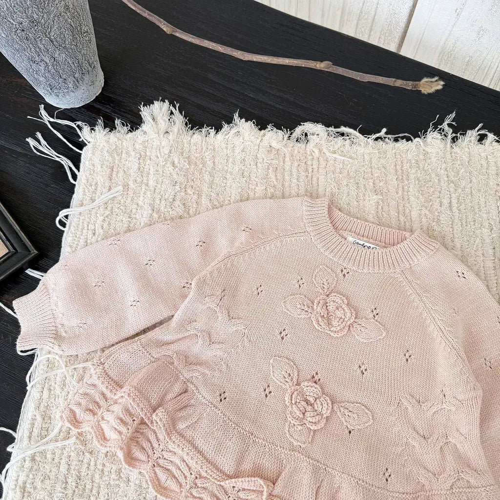 淡いピンク花刺繍フリルニット、胸と袖の立体モチーフ