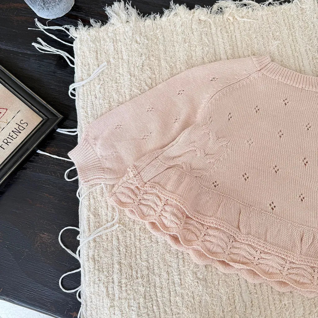 ライトピンクのニットプルオーバー、フラワー刺繍とレース調フリルのアップ