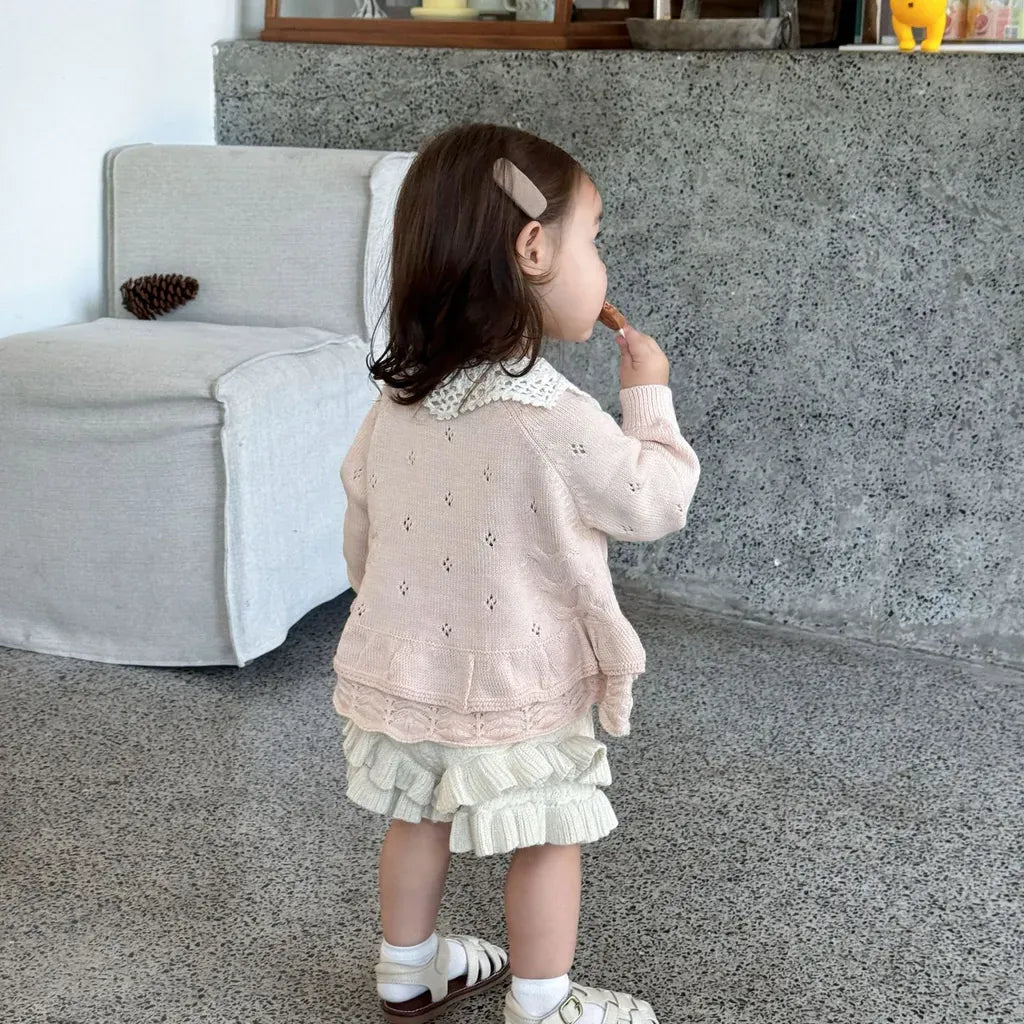 ピンクのフラワー刺繍ニットプルオーバー、フリル襟と背面リボン風ディテール