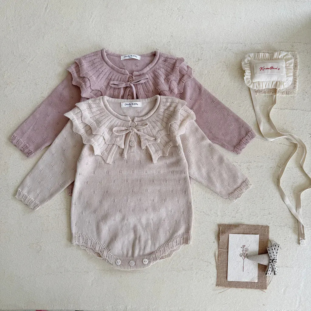 ピンクと生成りのフリル襟リボン付き長袖ニットロンパースセット