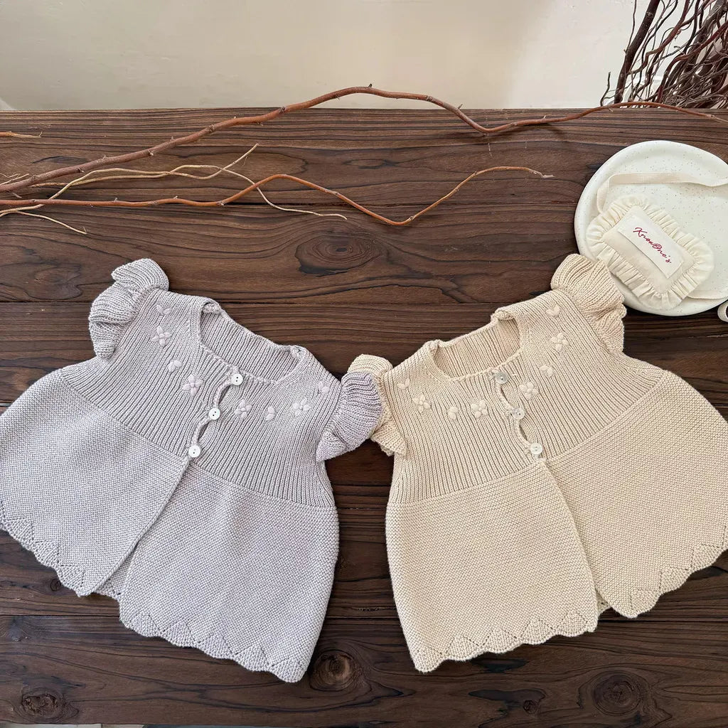 薄いパープルとクリームのクロシェ刺繍ベスト、フリル袖と前ボタン付き