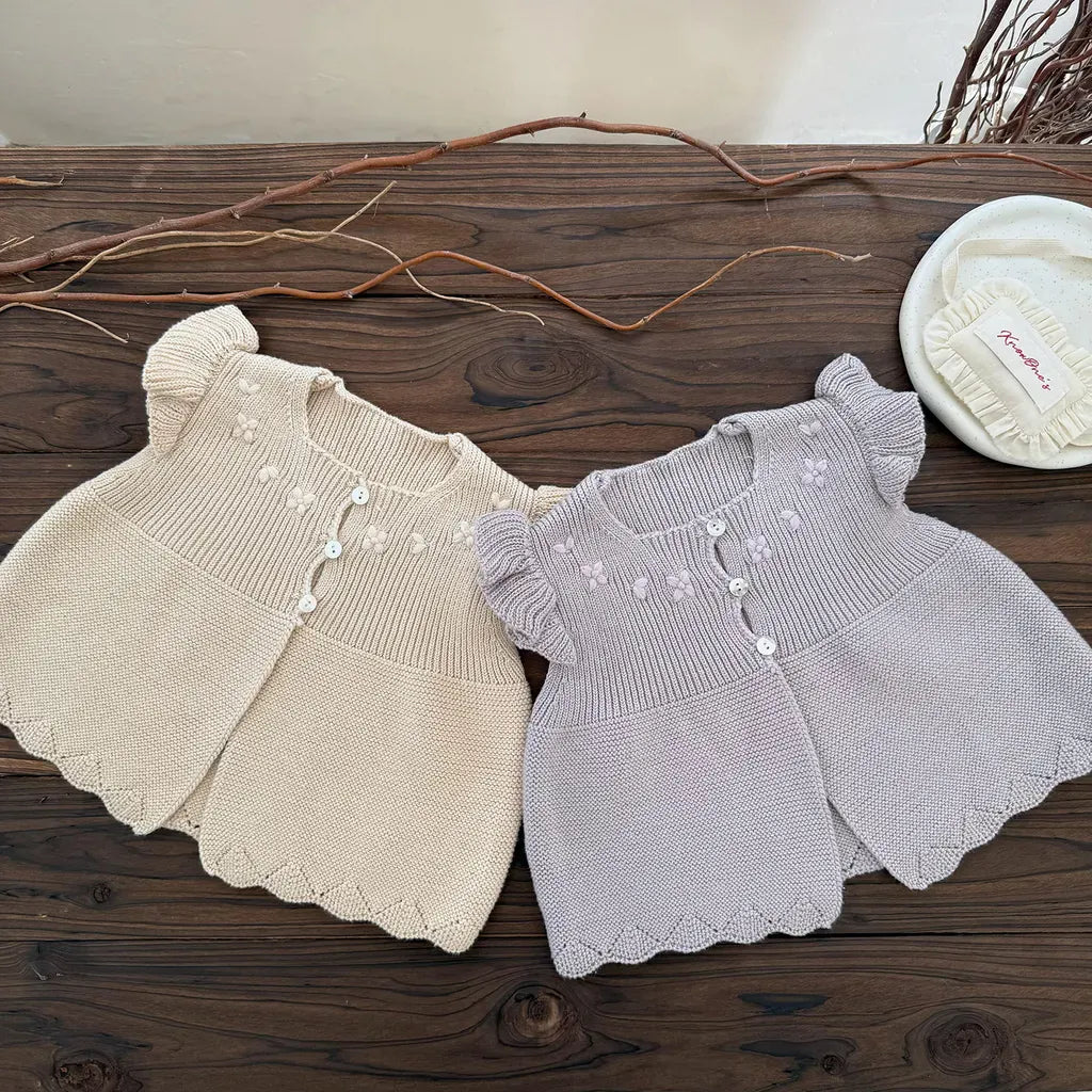 クリーム系とライトパープル系のニットベスト2点、前ボタンと花モチーフ刺繍