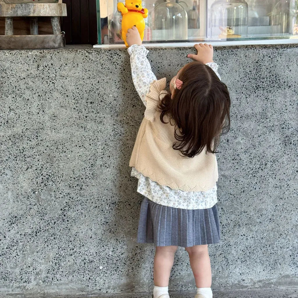 クリーム系ニットベスト(フリル袖)前ボタン留め、刺繍モチーフ付き