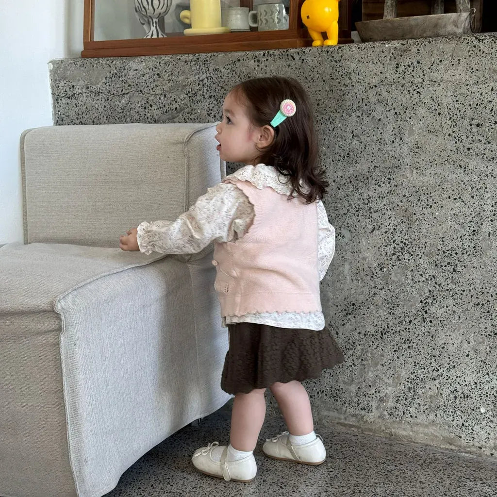 花柄ブラウスを着た子ども用 ビッグカラーのフリル、前ボタン、長袖