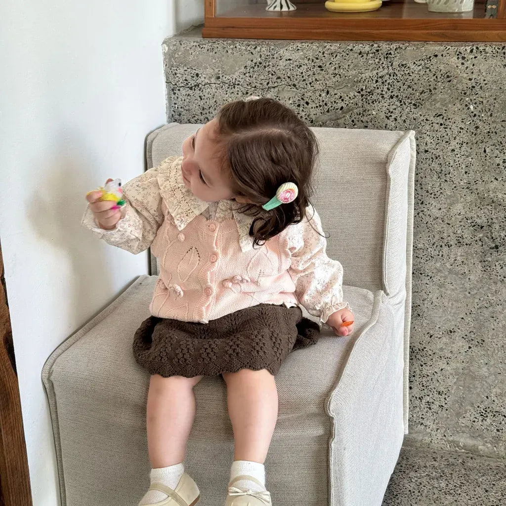 花柄ブラウスを着た子ども用 長袖、フリルのビッグカラー、前ボタン