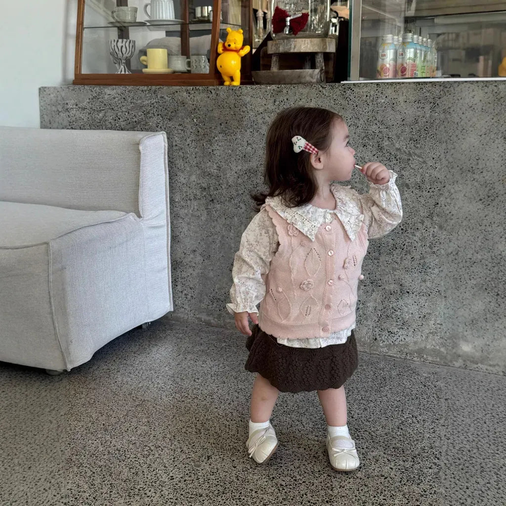 花柄ブラウスを着た子ども用 フリル襟とレース調の装飾、前ボタン