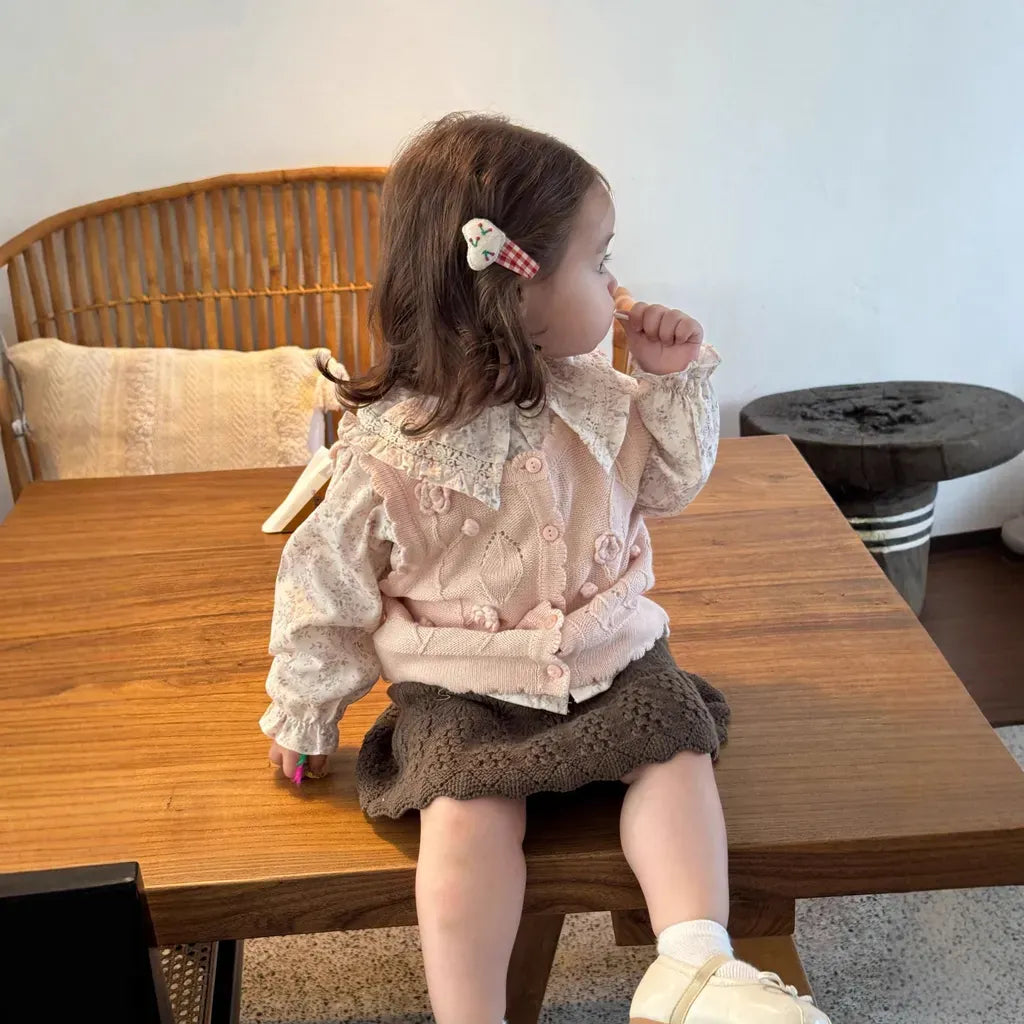 花柄ブラウスを着た子ども用 長袖、フリルのビッグカラー、前ボタン