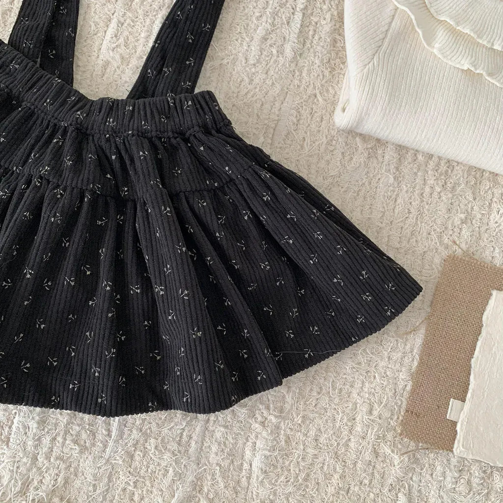 黒のプリーツ風サスペンダースカート、細かなラメ調のドット