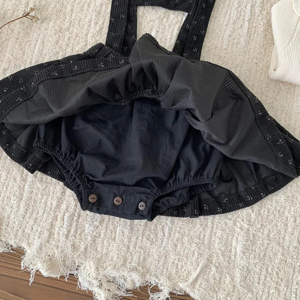 黒のサスペンダースカート、フロントはボタンとギャザー