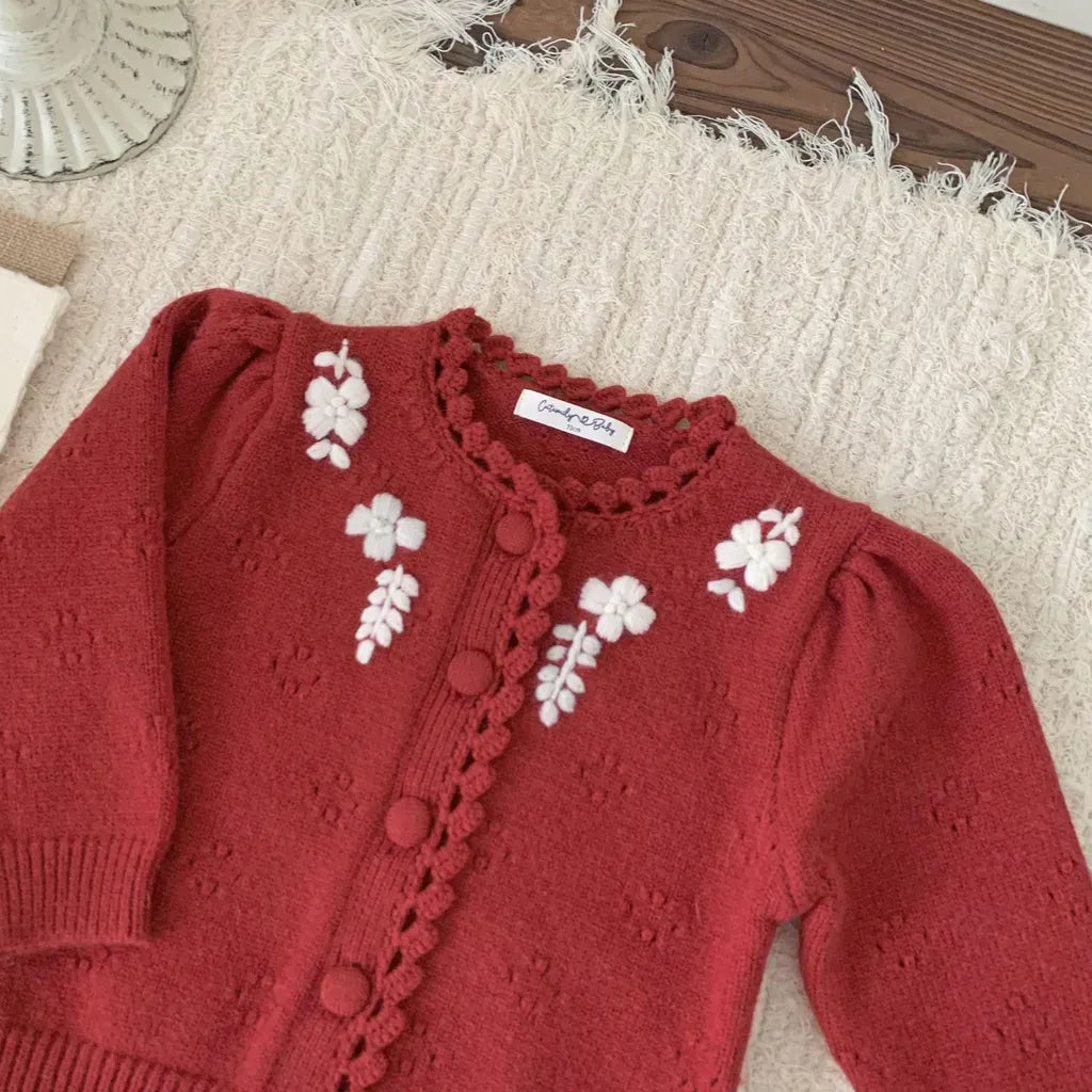 赤いカーディガンの花刺繍アップ(前立てとボタン)
