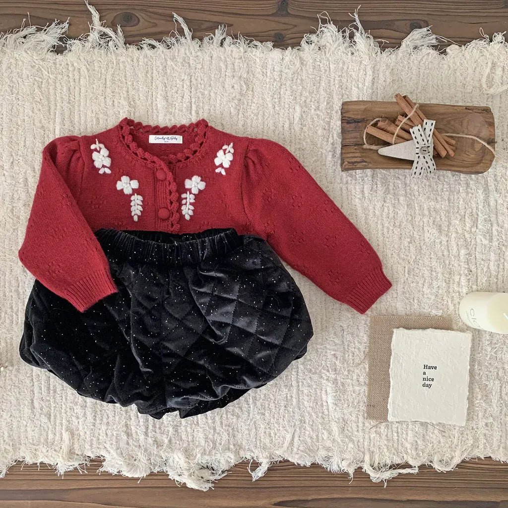赤い花刺繍カーディガンと黒のサスペンダースカート、細かなドット模様