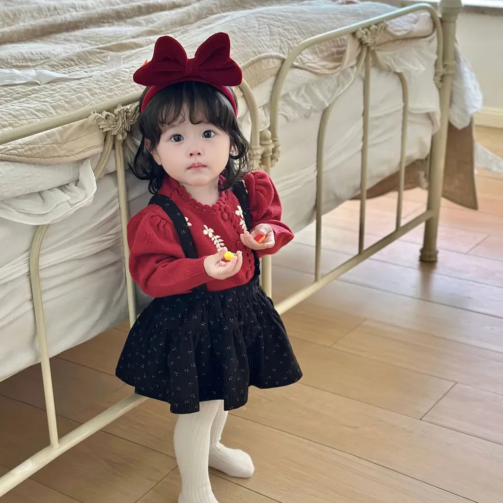 赤いカーディガンと黒のサスペンダースカートの着用イメージ
