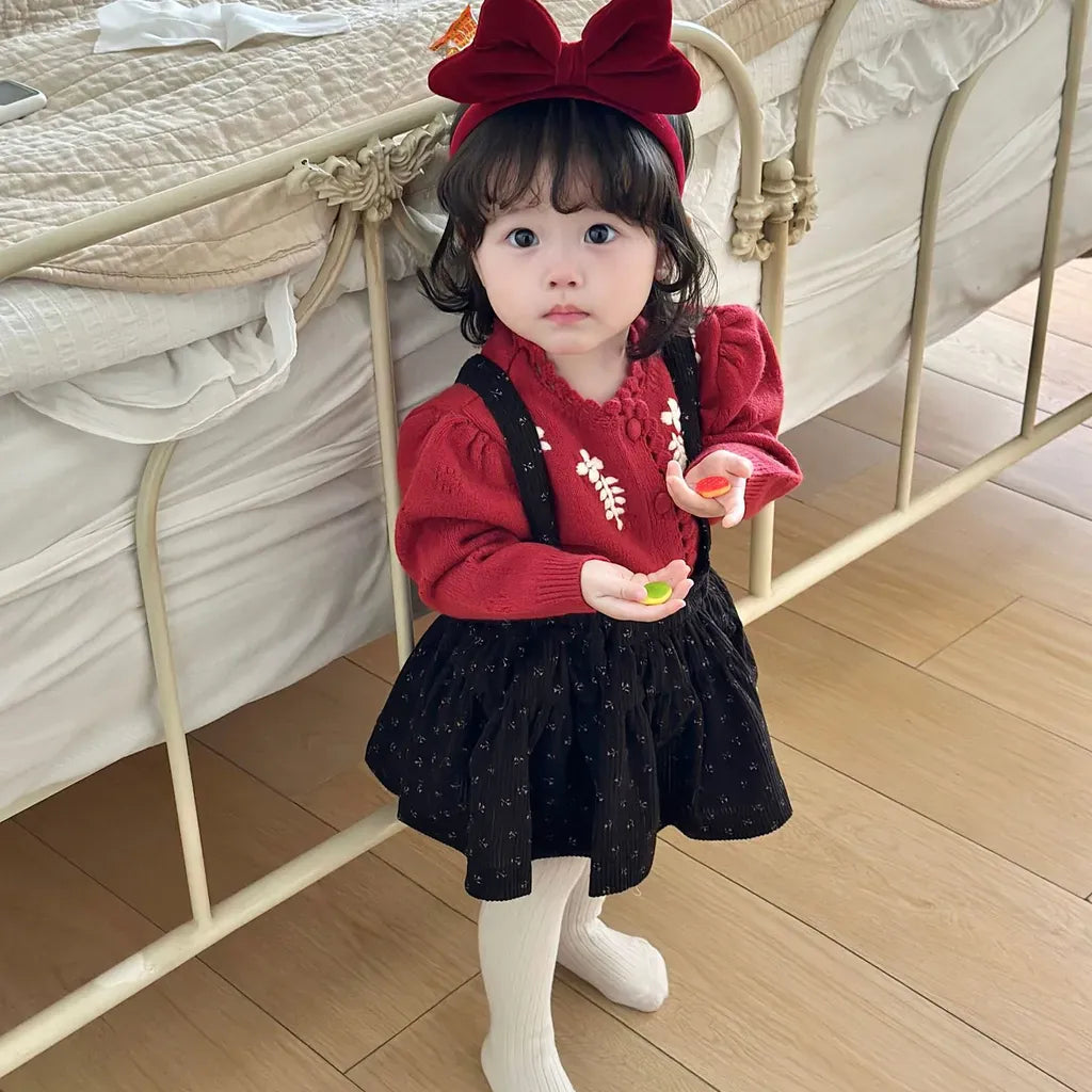 赤いカーディガンと黒のサスペンダースカートのセット(子ども用)